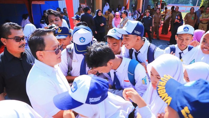 Pj Gubernur Jatim bersama para pelajar