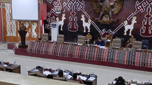 Pj Gubernur NTT Andriko Noto Susanto saat menghadiri sidang paripurna DPRD NTT, Senin (11/11/2024). (Foto: Simon Selly/detikBali)