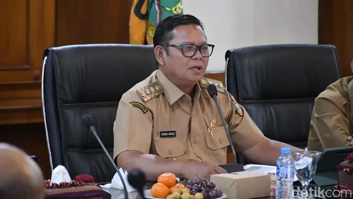 Pj Walkot Sukabumi Kusmana Hartadji saat rakor penanggulangan dan mitigasi bencana .