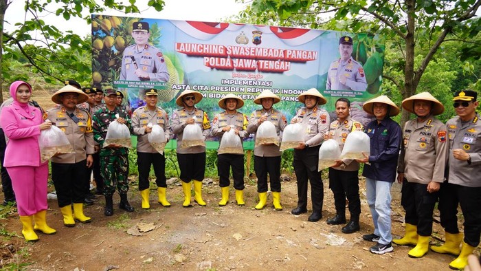 Polda Jateng menggelar peluncuran program swasembada pangan di Semarang pada momen Hari Pahlawan