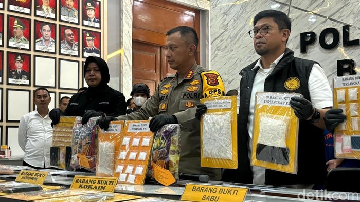 Polisi bongkar peredaran kokain di Bandung.