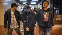 Dua tersangka itu dibawa ke Polda Metro Jaya. 