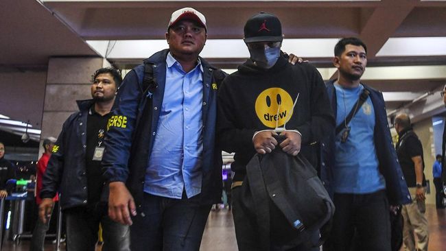 Polisi Sukses Tangkap 3 DPO Mafia Akses Judol Komdigi di Bandara
