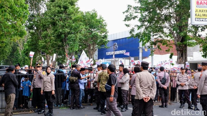 Polisi mengamankan Debat Pilbup Bondowoso