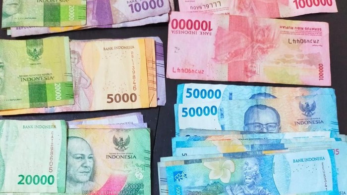 Polisi menyita duit Rp 1,6 juta dari tersangka penjual judi togel online.