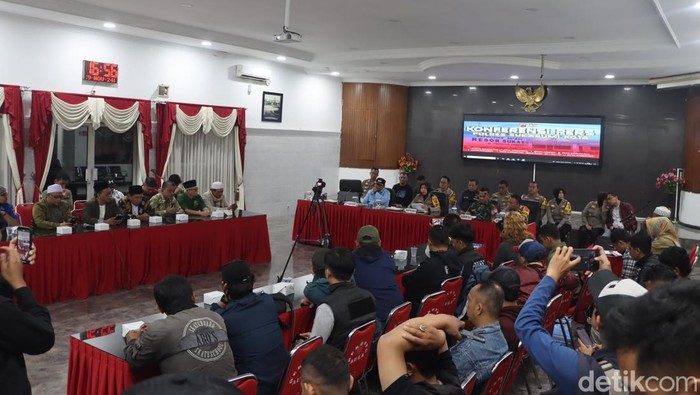 Polisi saat konferensi pers soal capaian kinerja selama menjabat 116 hari di Kota Sukabumi