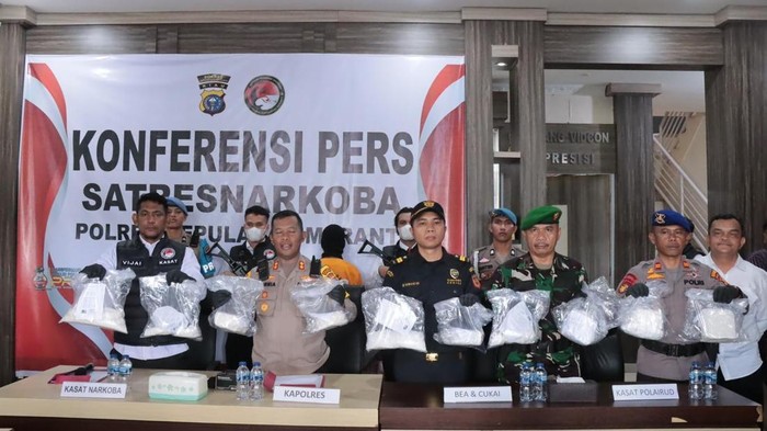 Polisi saat menunjukan barang bukti dan pelaku (Foto: Dok Polres Meranti)