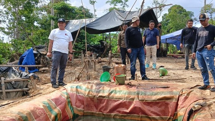 Polisi temukan 20 sumur minyak ilegal di hutan perbatasan Jambi-Sumsel.