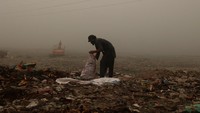 Untuk mengurangi polusi kendaraan, 50% karyawan kantor akan bekerja dari rumah. (REUTERS/Fayaz Aziz)    