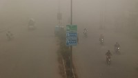 Polusi udara di Pakistan makin parah, jarak pandang pun semakin terbatas. (REUTERS/Fayaz Aziz)  