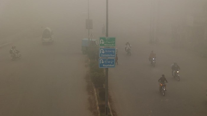 People commute on a smoggy morning in Peshawar, Pakistan, November 11, 2024. REUTERS/Fayaz Aziz     TPX IMAGES OF THE DAY