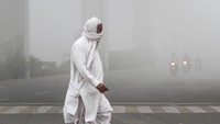 Warga diimbau untuk tetap berada di dalam rumah, menutup pintu dan jendela, serta menghindari perjalanan yang tidak perlu. (REUTERS/Quratulain Asim)  