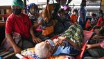 Potret Evakuasi Warga Terdampak Erupsi Gunung Lewotobi Laki-laki