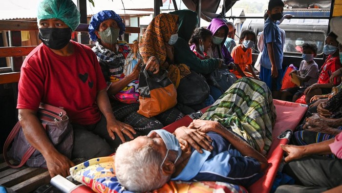 Potret Evakuasi Warga Terdampak Erupsi Gunung Lewotobi Laki-laki Sejumlah petugas Satuan Brimob Polri menggotong lansia terdampak erupsi Gunung Lewotobi Laki-laki asal posko pengungsian Desa Hikong, Talibura, Kabupaten Sikka tusai tiba di posko baru mereka di Desa Kobasoma, Titehena, Kabupaten Flores Timur, Nusa Tenggara Timur, Minggu (10/11/2024). Aparat gabungan memindahkan 217 pengungsi ke posko pengungsian di Desa Kobasoma, Titehena, Kabupaten Flores Timur karena posko pengungsian Hikong terdampak parah abu vulkanis Lewotobi. ANTARA FOTO/Aditya Pradana Putra/YU