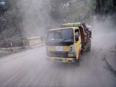Bingkai Sepekan: Jejak Erupsi Gunung Lewotobi Laki-laki