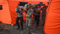Personel Brimob menggotong lansia terdampak erupsi Gunung Lewotobi Laki-laki saat tiba di posko pengungsian Desa Kobasoma, Titehena, Kabupaten Flores Timur, NTT. 