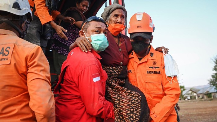 Potret Evakuasi Warga Terdampak Erupsi Gunung Lewotobi Laki-laki Sejumlah petugas Satuan Brimob Polri menggotong lansia terdampak erupsi Gunung Lewotobi Laki-laki asal posko pengungsian Desa Hikong, Talibura, Kabupaten Sikka tusai tiba di posko baru mereka di Desa Kobasoma, Titehena, Kabupaten Flores Timur, Nusa Tenggara Timur, Minggu (10/11/2024). Aparat gabungan memindahkan 217 pengungsi ke posko pengungsian di Desa Kobasoma, Titehena, Kabupaten Flores Timur karena posko pengungsian Hikong terdampak parah abu vulkanis Lewotobi. ANTARA FOTO/Aditya Pradana Putra/YU