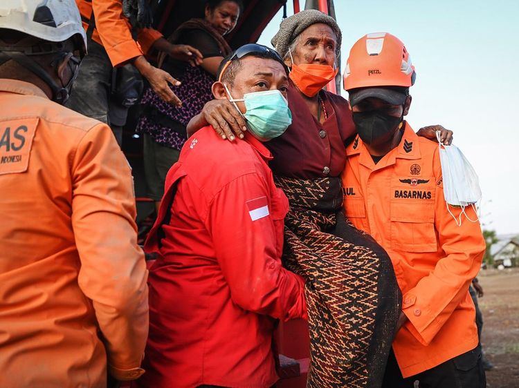 Potret Evakuasi Warga Terdampak Erupsi Gunung Lewotobi Laki-laki
