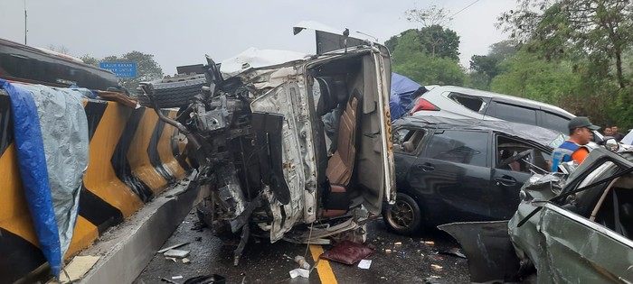 Kecelakaan beruntun yang terjadi di Km 92 Tol Cipularang melibatkan 17 kendaraan. Satu orang tewas dan 22 orang lainnya terluka.