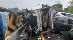 Potret Mobil-mobil Ringsek Akibat Kecelakaan Beruntun di Tol Cipularang
