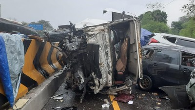 Potret Mobil-mobil Ringsek Akibat Kecelakaan Beruntun di Tol Cipularang