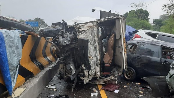 Potret Mobil-mobil Ringsek Akibat Kecelakaan Beruntun di Tol Cipularang
