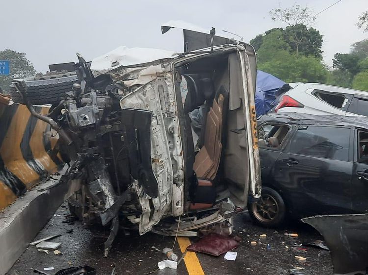 Potret Mobil-mobil Ringsek Akibat Kecelakaan Beruntun di Tol Cipularang