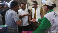 Lebih lanjut RK juga menekankan pentingnya komunikasi dalam menertibkan keberadaan pasar tumpah, seperti yang kerap terjadi padam malam hari di sekitar Pasar Induk Kramat Jati. 