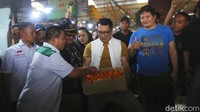 Ridwan Kamil datang bersama Umar Kei ke Pasar Induk Kramat Jati. Ia di sana berbincang dengan pedagang untuk mendengar aspirasi mereka. 