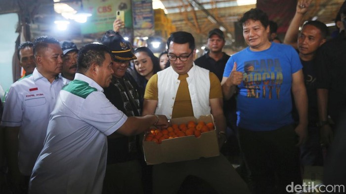 Potret RK Kunjungi Pasar Induk Kramat Jati Calon Gubernur (Cagub) Jakarta nomor urut 1 Ridwan Kamil
atau RK berkunjung ke pasar Induk Kramat Jati. Ia berencana membangun hunian di atas Pasar Induk Kramat Jati jika terpilih nanti.