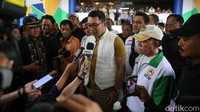 Calon Gubernur nomor urut 1 Ridwan Kamil berbincang dengan pedagang buah di Pasar Induk Kramat Jati, Jakarta Timur, Senin (11/11/2024).