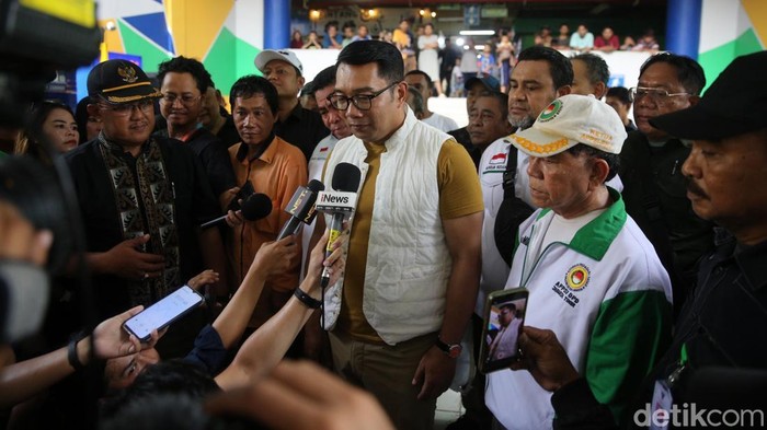 Potret RK Kunjungi Pasar Induk Kramat Jati Calon Gubernur (Cagub) Jakarta nomor urut 1 Ridwan Kamil
atau RK berkunjung ke pasar Induk Kramat Jati. Ia berencana membangun hunian di atas Pasar Induk Kramat Jati jika terpilih nanti.