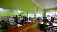 Sejumlah pekerja tengah menyantap makan siang di Warteg Agung 2, Gandaria, Jakarta Selatan, Senin (11/11/2024).