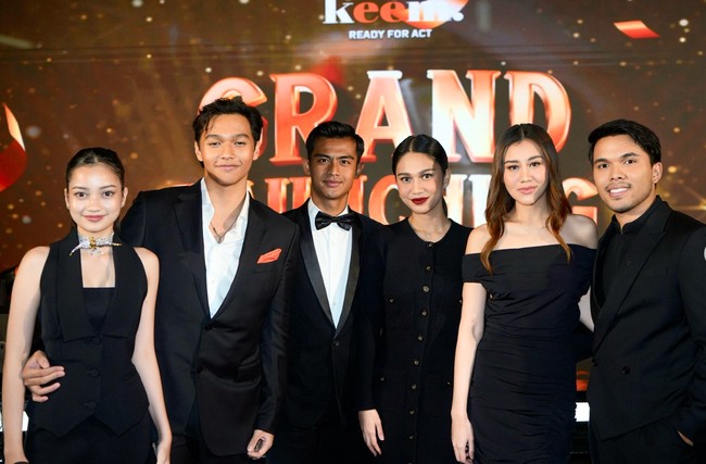 Pesepak bola Pratama Arhan terlihat baru saja menghadiri acara grand launching skincare. Selain Pratama Arhan, Thariq Halilintar dan Muhammad Hakim juga tampak hadir dan berpose bersama. Foto: Instagram