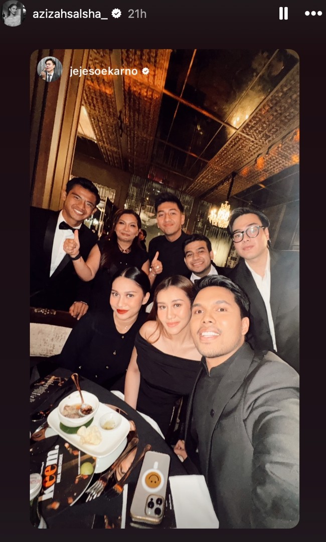 Tak hadir sendirian, Arhan juga tampak ditemani oleh istrinya, Azizah Salsha. Terlihat Arhan dan wanita yang akrab disapa Zize itu turut berpose bersama para rekan-rekannya yang hadir. Foto: Instagram