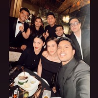 Tak hadir sendirian, Arhan juga tampak ditemani oleh istrinya, Azizah Salsha. Terlihat Arhan dan wanita yang akrab disapa Zize itu turut berpose bersama para rekan-rekannya yang hadir. Foto: Instagram