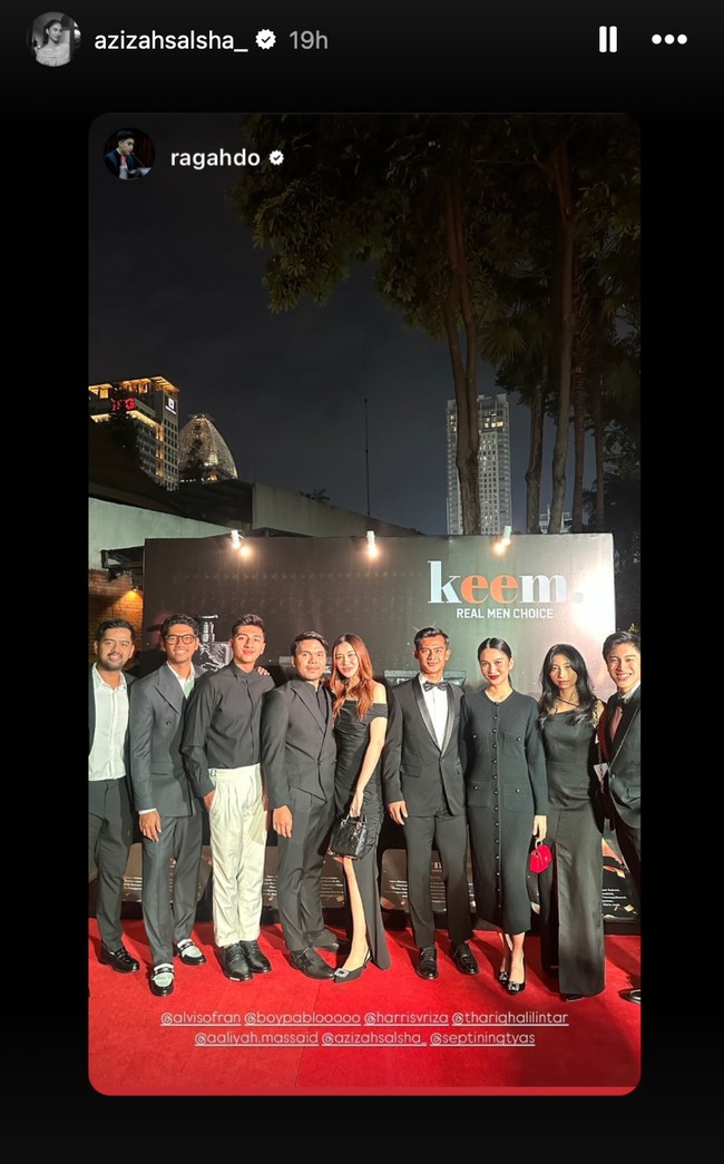 Melalui Instagram Storynya Zize mengunggah ulang foto yang memperlihatkan kebersamaannya dengan Arhan. Berpose bersama para tamu undangan lain, Zize dan Arhan tampak berdiri berdampingan. Foto: Instagram