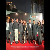 Melalui Instagram Storynya Zize mengunggah ulang foto yang memperlihatkan kebersamaannya dengan Arhan. Berpose bersama para tamu undangan lain, Zize dan Arhan tampak berdiri berdampingan. Foto: Instagram