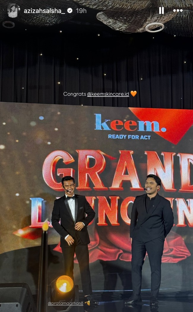 Zize juga terlihat membagikan potret saat Arhan maju ke atas panggung bersama Thariq Halilintar. Di keterangan unggahannya Zize memberi keterangan berupa ucapan selamat kepada merek skincare tersebut. Foto: Instagram