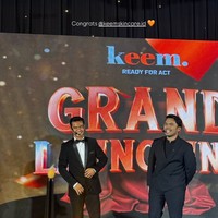 Zize juga terlihat membagikan potret saat Arhan maju ke atas panggung bersama Thariq Halilintar. Di keterangan unggahannya Zize memberi keterangan berupa ucapan selamat kepada merek skincare tersebut. Foto: Instagram