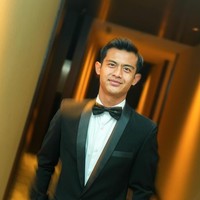 Berbeda dengan Zize, Arhan justru tampak hanya mengunggah potretnya sendirian ke Instagram tanpa ditemani istri. Pesepak bola 22 tahun itu terllihat tampil manglingi mengenakan setelan jas berwarna hitam. Foto: Instagram