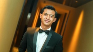 Pratama Arhan tampil gagah dengan balutan jas hitam dan dasi kupu-kupunya. Foto: Instagram