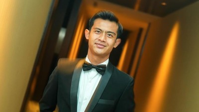7 Gaya Pratama Arhan Manglingi Pakai Jas, Didampingi Azizah Salsa