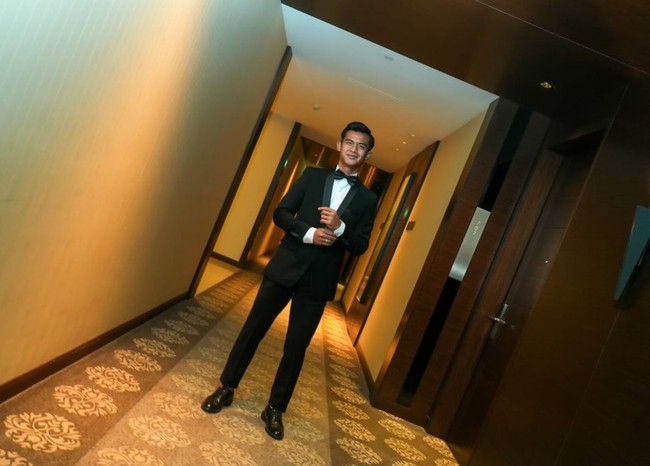 Berbeda dengan Zize, Arhan justru tampak hanya mengunggah potretnya sendirian ke Instagram tanpa ditemani istri. Pesepak bola 22 tahun itu terllihat tampil manglingi mengenakan setelan jas berwarna hitam. Foto: Instagram