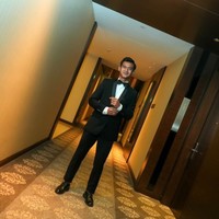 Berbeda dengan Zize, Arhan justru tampak hanya mengunggah potretnya sendirian ke Instagram tanpa ditemani istri. Pesepak bola 22 tahun itu terllihat tampil manglingi mengenakan setelan jas berwarna hitam. Foto: Instagram