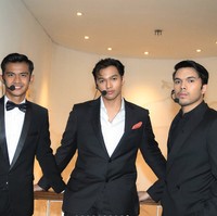 Terlihat Arhan yang tampil kompak bersama Thariq Halilintar dan Muhammad Hakim. Diketahui ketiganya merupakan brand ambassador skincare tersebut. Foto: Instagram