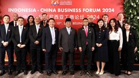 Presiden Prabowo Subianto didampingi Ketua Kadin Indonesia versi Munaslub Anindya Bakrie dan Ketua Kadin Indonesia Komite Tiongkok (KIKT) Boy Garibaldi Thohir foto bersama usai menghadiri Forum Bisnis Indonesia-Tiongkok di Beijing, Tiongkok.