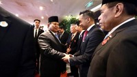 Prabowo bersalaman dengan Ketua Umum Kamar Dagang dan Industri (Kadin) Indonesia versi Munaslub Anindya Bakrie saat menghadiri Forum Bisnis Indonesia-Tiongkok di Beijing, Tiongkok, Minggu (10/11/2024).