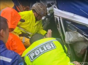 Petugas Evakuasi Korban Terjepit di Tabrakan Beruntun Tol Cipularang KM 92