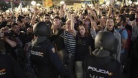 Demonstran Valencia turun ke jalan memprotes cara pemerintah mengatasi bencana banjir yang terjadi beberapa waktu lalu.